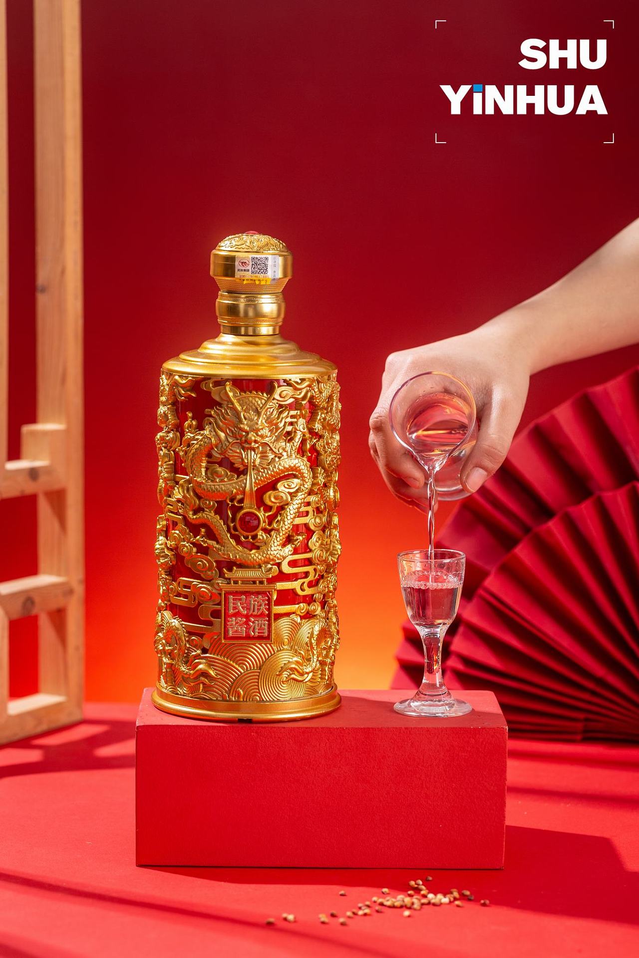 特点,象征至尊的龙搭配中国风的红,无不透露出龙威盖世的高级,结合