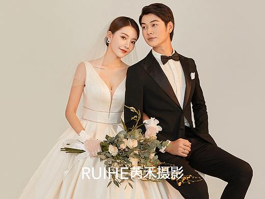 纯色白纱保留了仪式感，人像婚纱照的通透质感