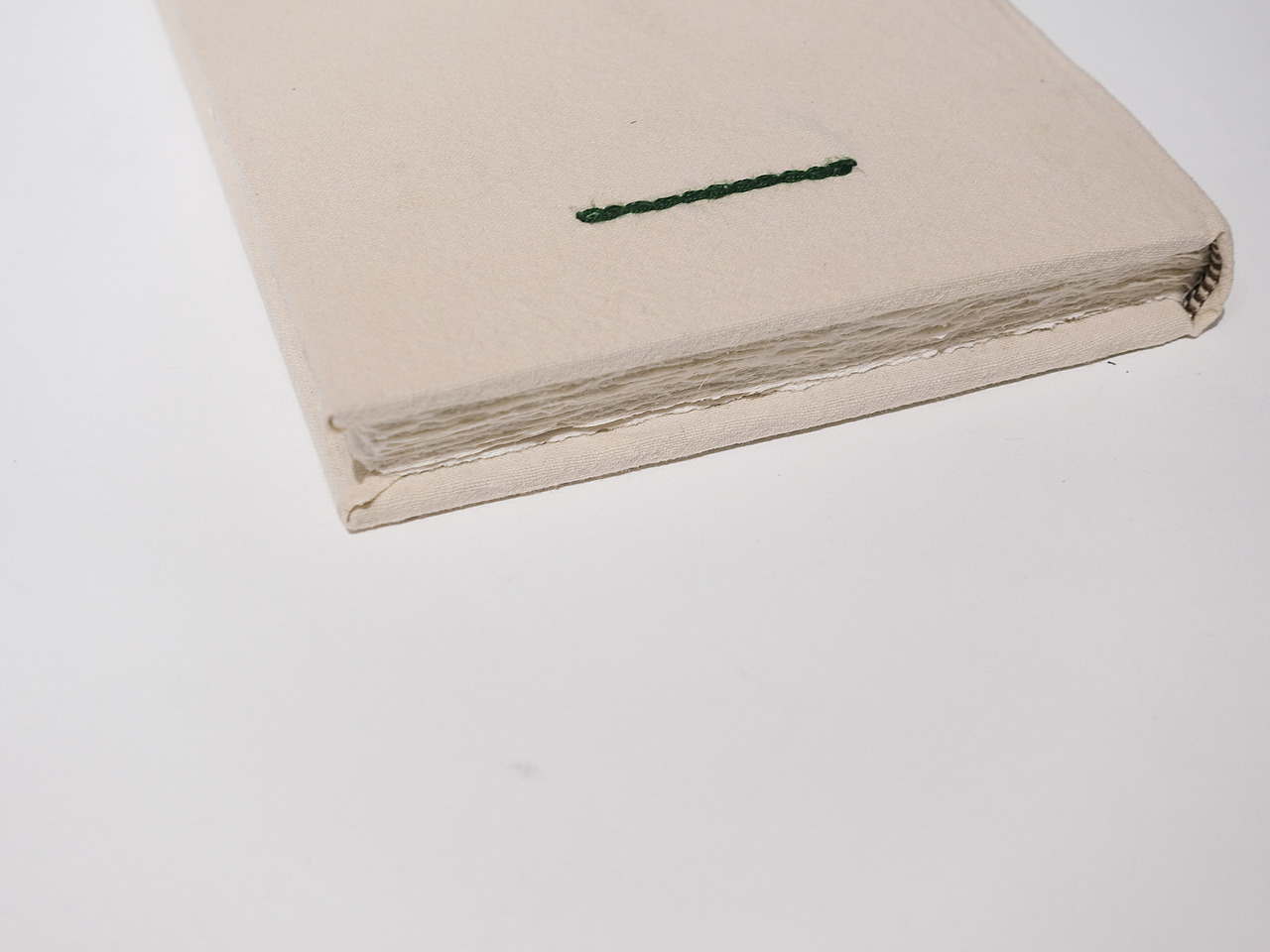 背面内页为手工质感的毛边(用手一张一张撕的)书脊环衬一共做了三天