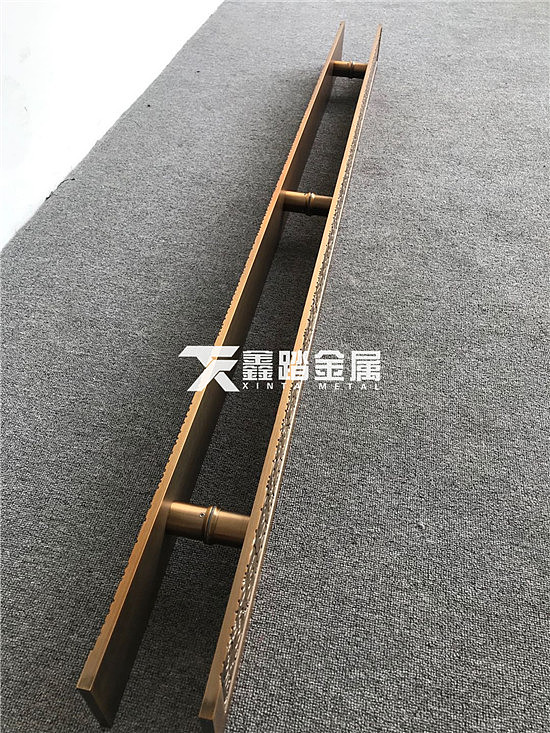 黄古铜铝板雕刻拉手、复古云纹酒店大门拉手的艺术形式