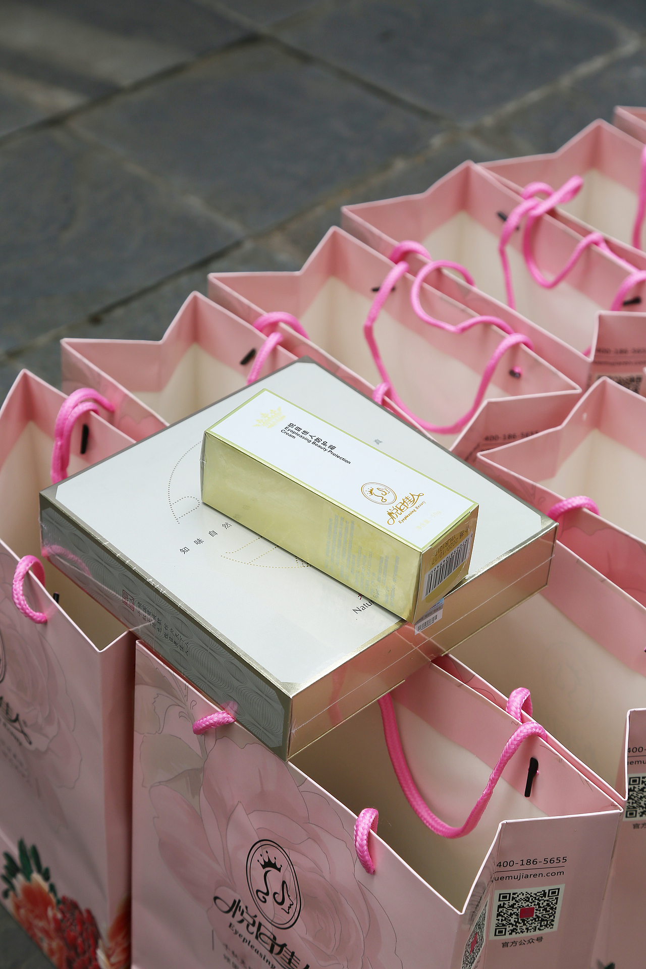 悦目佳人义工团关爱城市美容师公益活动（图ZMTEzNDQ2MDUy） - 人像摄影 - 站酷设计师悦目佳人原创素材 - 站酷ZCOOL