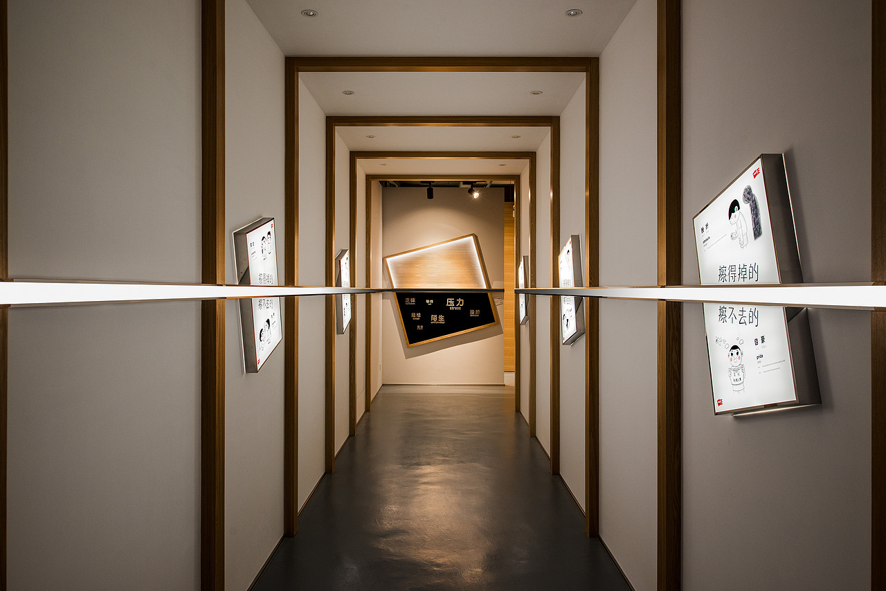 研究摘要:
如今中国的制造业都在转型中,从代工、代设计、到经营自己的品牌。创始人到了这个阶段,知道这是唯一能够提高附加值的办法,但往往是茫然的。从零开始打造一个品牌,不只是做什么的问题,精力和经费都是有限的,先做什么是更重要的问题。在个项目我们从 B2B 的品牌沟通做起。它更直接,并且具有成本效益,而不需要太多时间来处理市场细分和产品线架构问题。相对于B2C, 这是简单的,关于要传达的信息,选择的沟通媒介,需要的推广费用。更重要的是,针对于民营企业,品牌策划方需要最快的速度让甲方看到成效,才能更有信心得在漫长的品牌建立的旅程上,信心满满得再跨出一步。在这个阶段,我们的标志大部分都没有改变。我们的目标是将品牌带入生活,最终使其与合作伙伴和消费者相关。针对商业伙伴的企业品牌体验中心传统上有许多展板,其中冗长的段落只谈其制造实力和生产能力。真的,这种执行方式让人们厌倦,它所做的是在非常粗糙的层面上传递信息。因此,我们的方法是提供视觉景观; 印象深刻,他们会想记住更多。