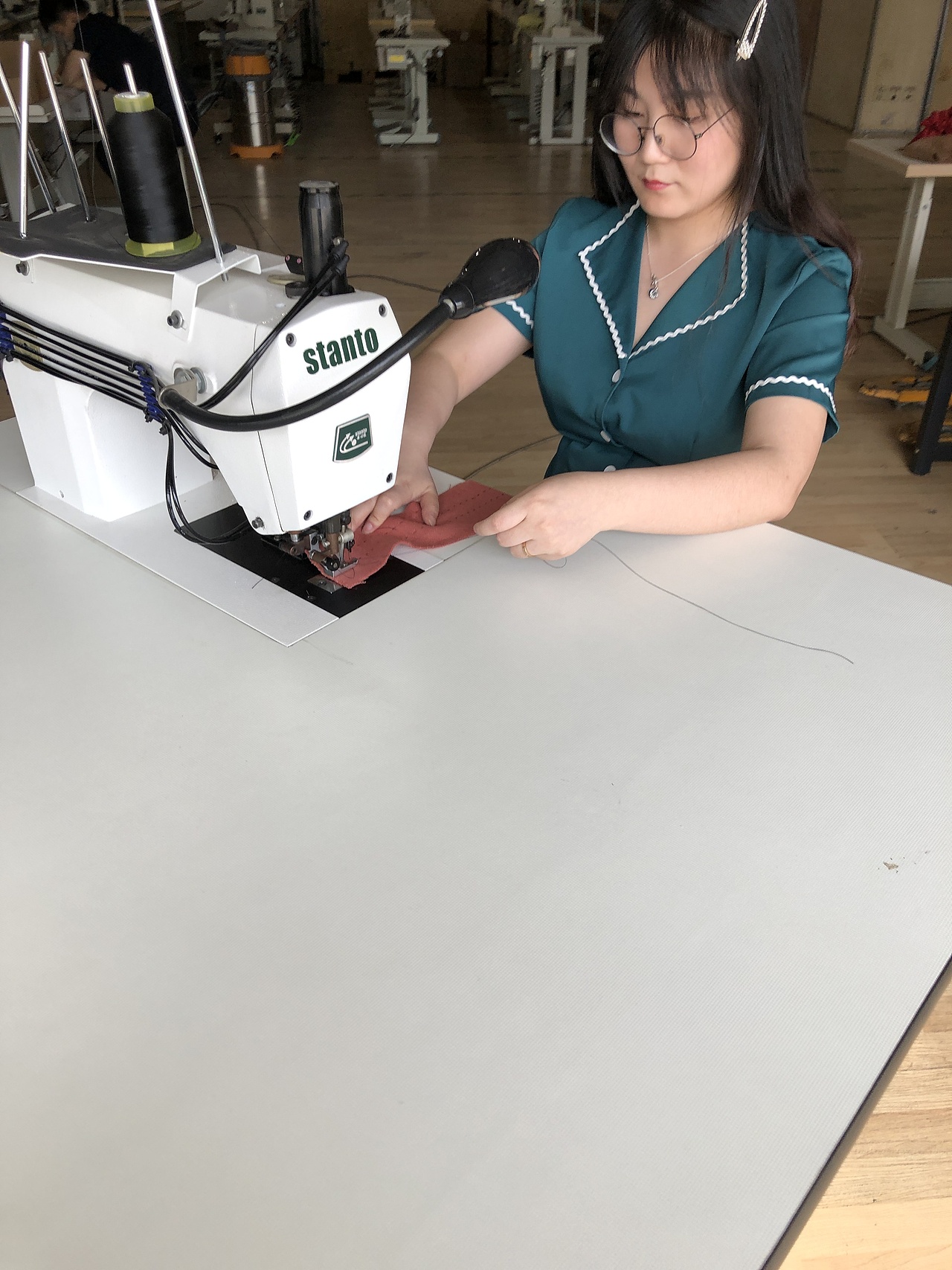 拱针机,珠边机,贡针机。仿手工珠点线迹机器。