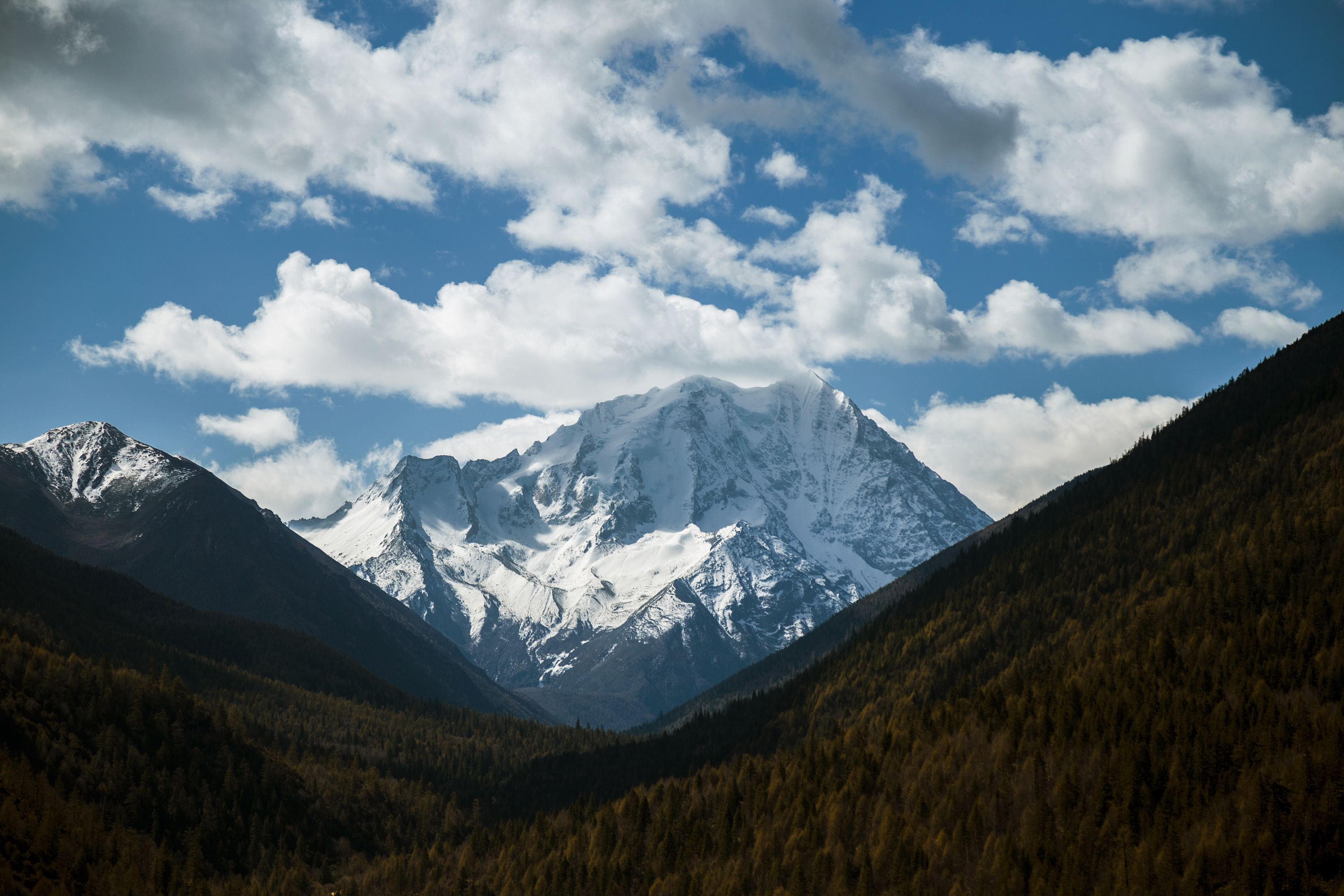 雅拉雪山 高清图片