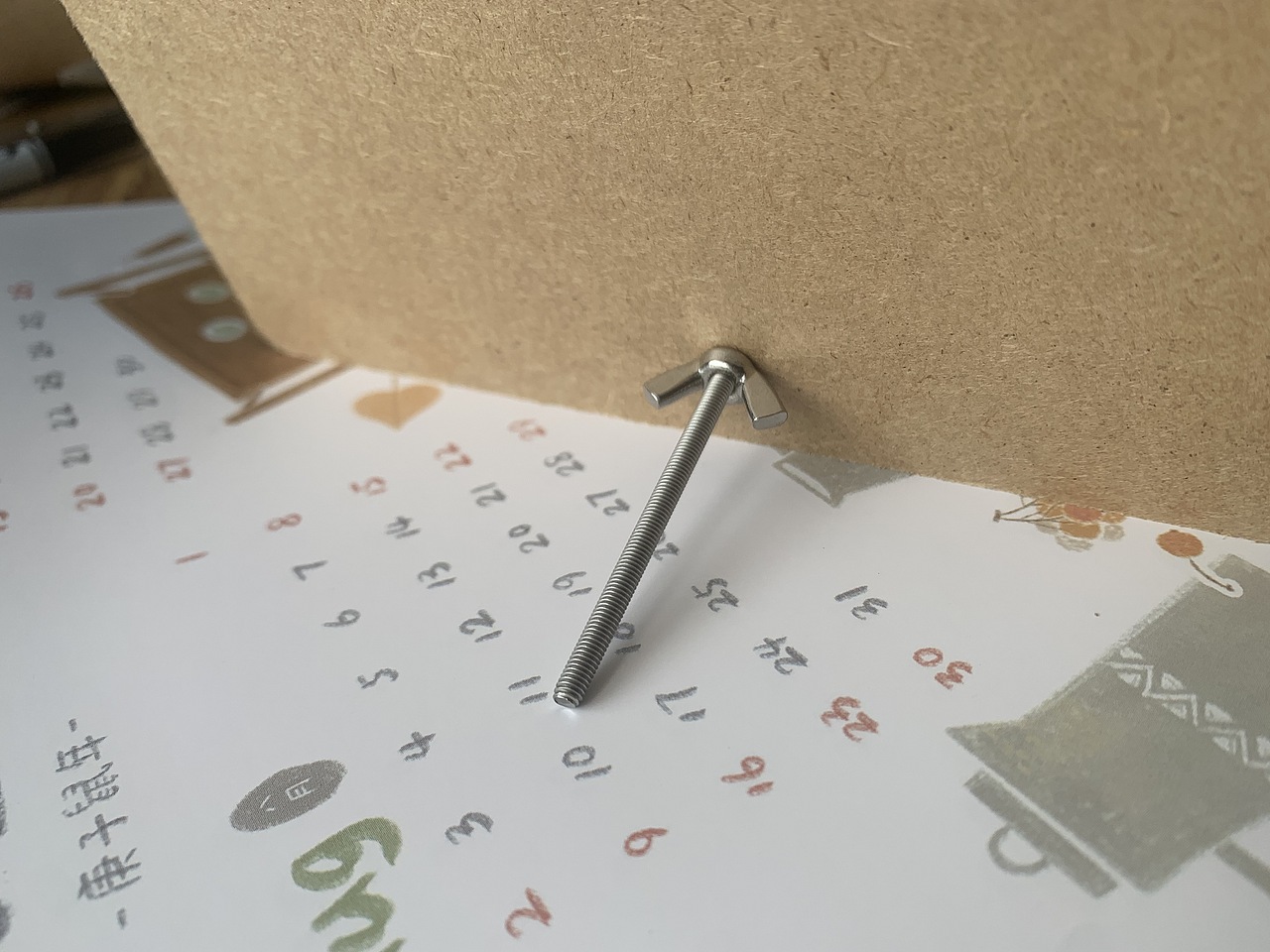 本来是家附近五金店买的铁螺丝，后来实在看不下去，就上TB买不锈钢的，装上去后顿感升级