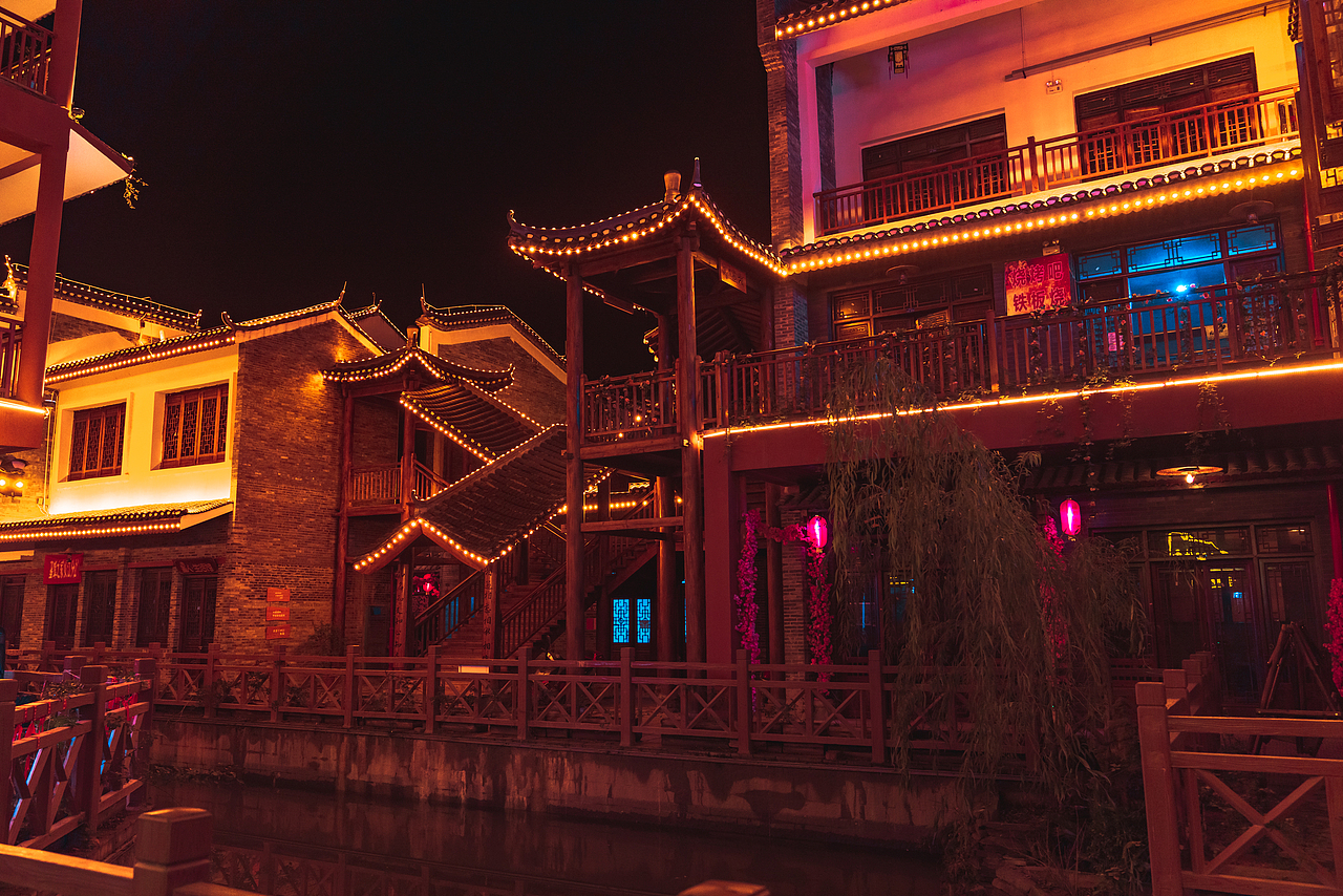 江華瑤族自治縣水口鎮(zhèn)愛情小鎮(zhèn)瑤都水街銅梳廣場(chǎng)夜景（圖ZMTk0NTY4NTYw） - 風(fēng)光攝影 - 站酷設(shè)計(jì)師攝影師少春原創(chuàng)素材 - 站酷ZCOOL