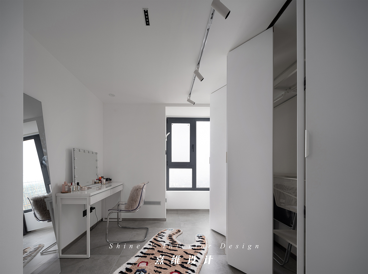 ▲设计师将原本与主卧相邻的次卧处理成主卧套房内的衣帽间。通体白色的墙面与柜体为室内拢入格外明亮的光感,衣柜的折叠门开合灵活自由,大件衣物存取更加得心应手,梳妆台与穿衣镜将女主人的所需补充齐全。
<br>至次,主卧套房内功能与大面的白色明确的连贯为一体,将最贴身的舒适感放至最大。<br>