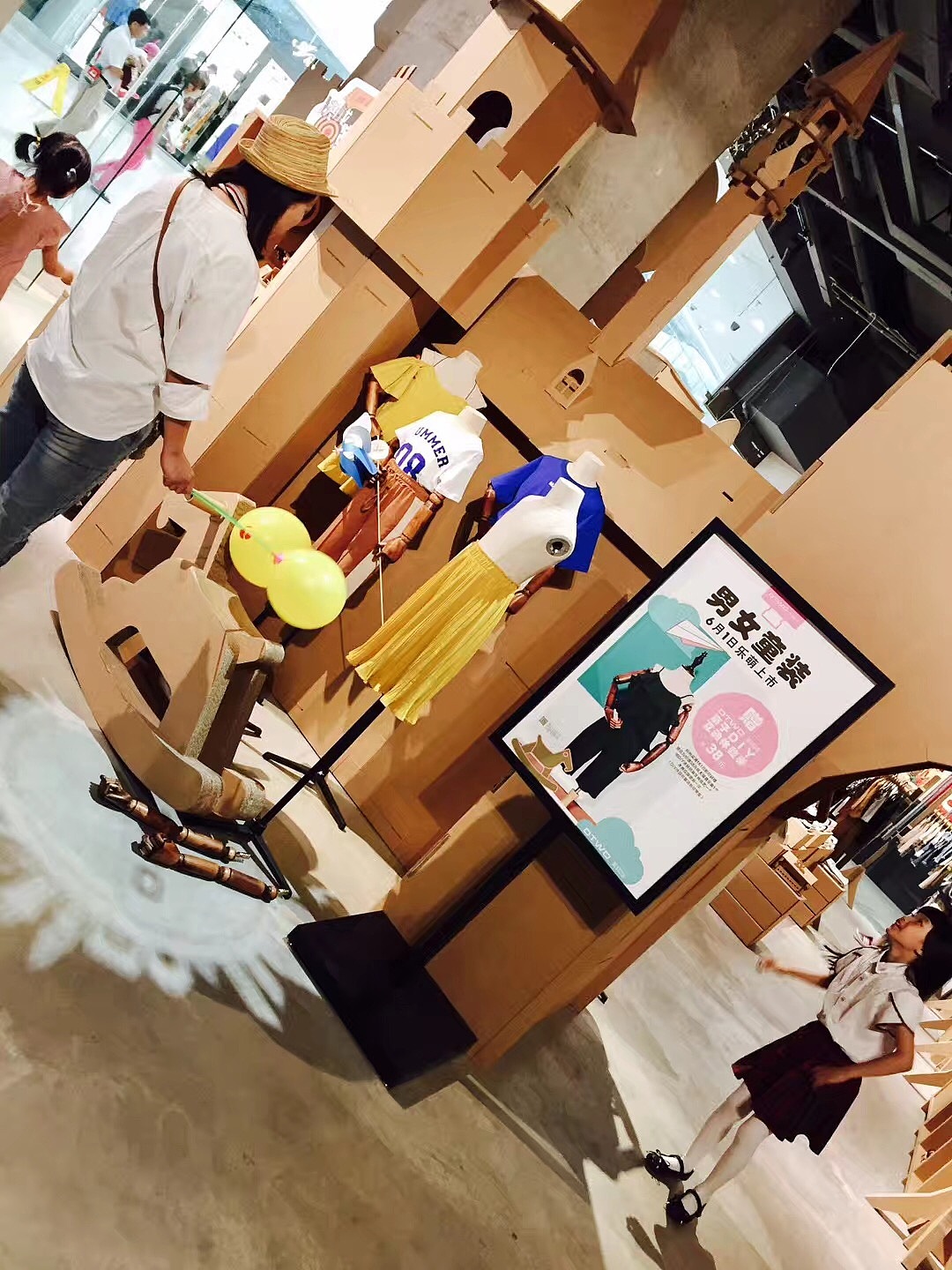 童装创意SI设计实景(纸的王国)