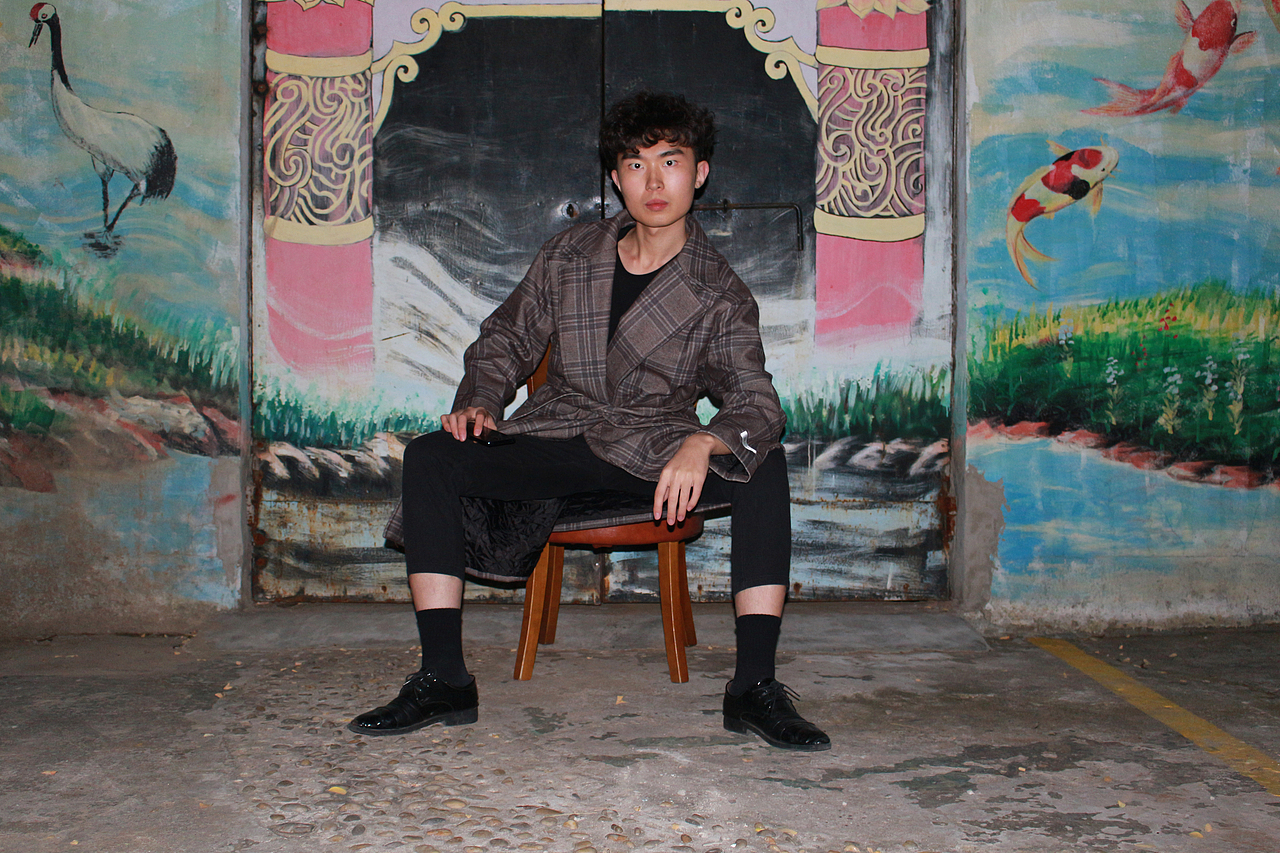 日光倾城而下，时光摆上的印记在身后层层腐朽