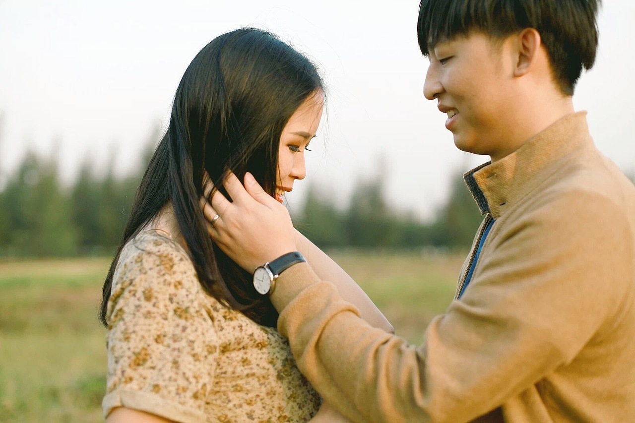 轻轻拂过你的发