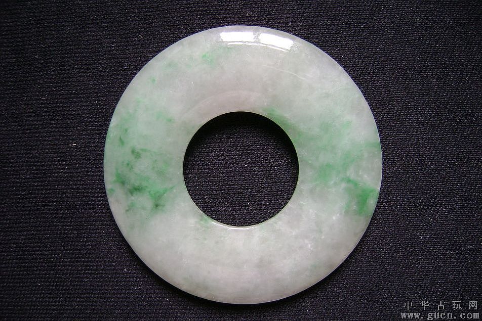 这个是原版实物照片,我想做出这种玉石的效果,尤其是里面的杂质机理,但是不管怎么做还是差一些,不够逼真,这是我在拟物化的路上卖出的第一步,加油!