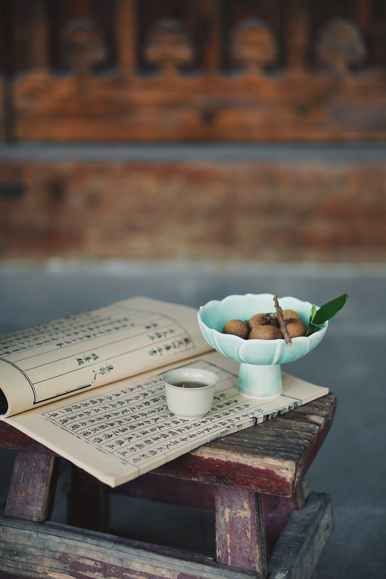 晨饮白茶,食龙眼。