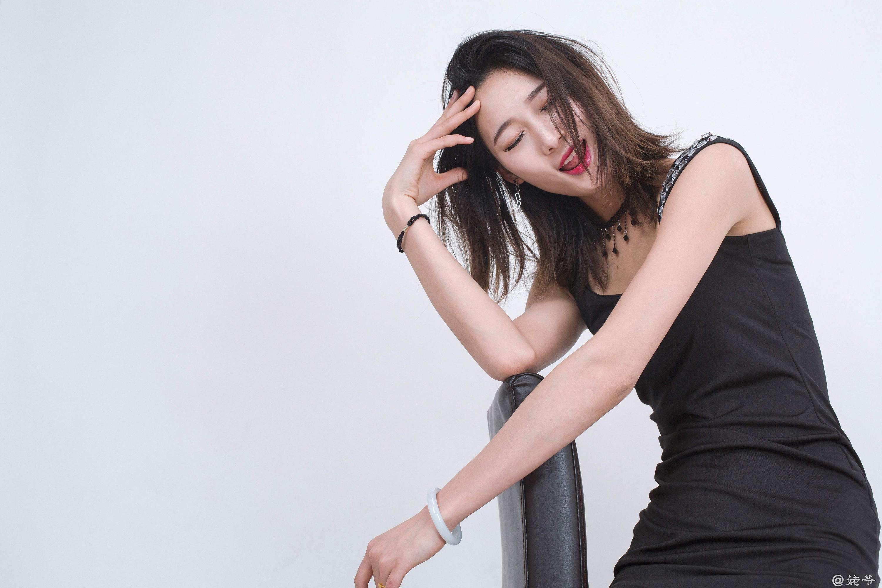 棚拍|摄影|人像摄影|电脑前旅游的女子_原创作品-站酷zcool