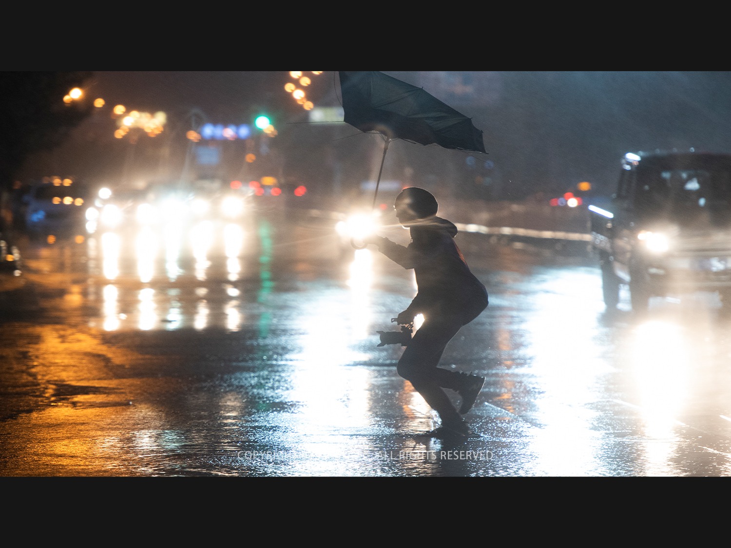 一个人下雨打伞背影jpg图片免费下载_编号z6ghrm97v_图精灵