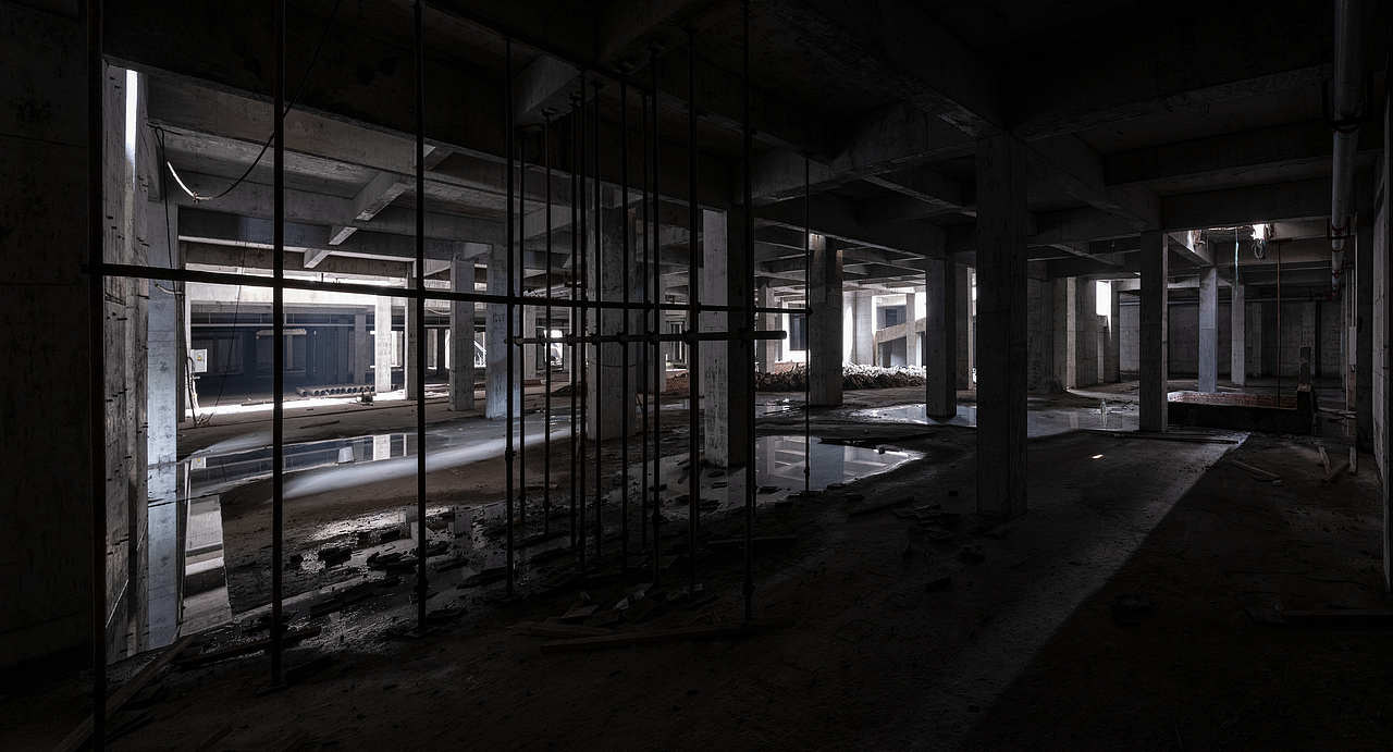 烂尾楼地下停车库