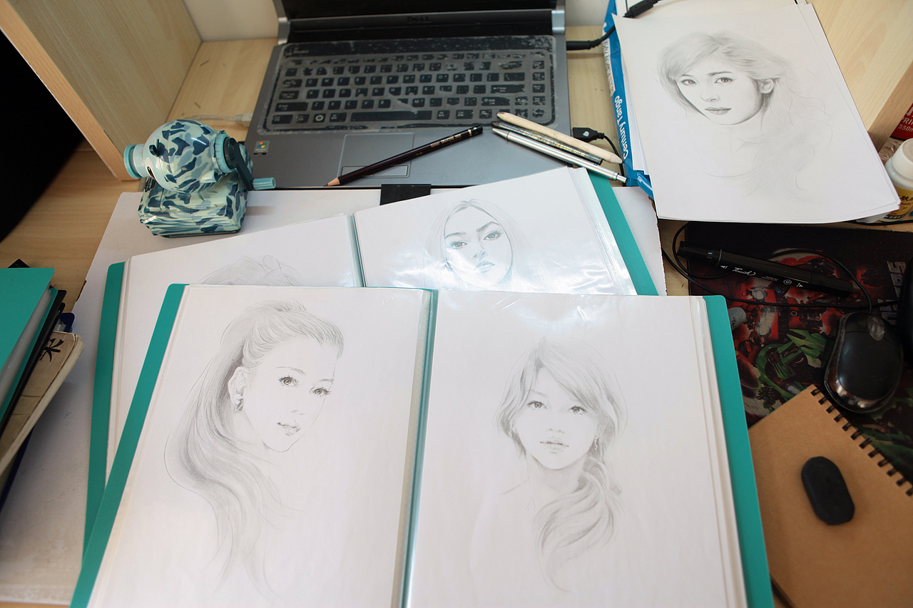 从画几何形体到画真人头像~这段时期是最难忘的。后来人生转变。社会压力。种种转变。都让人们转变了。转行的转行,放弃的放弃。。。但是不管时隔多少年,你仍然不会忘记当初学画画的经历与那份感情那份对画画的爱。