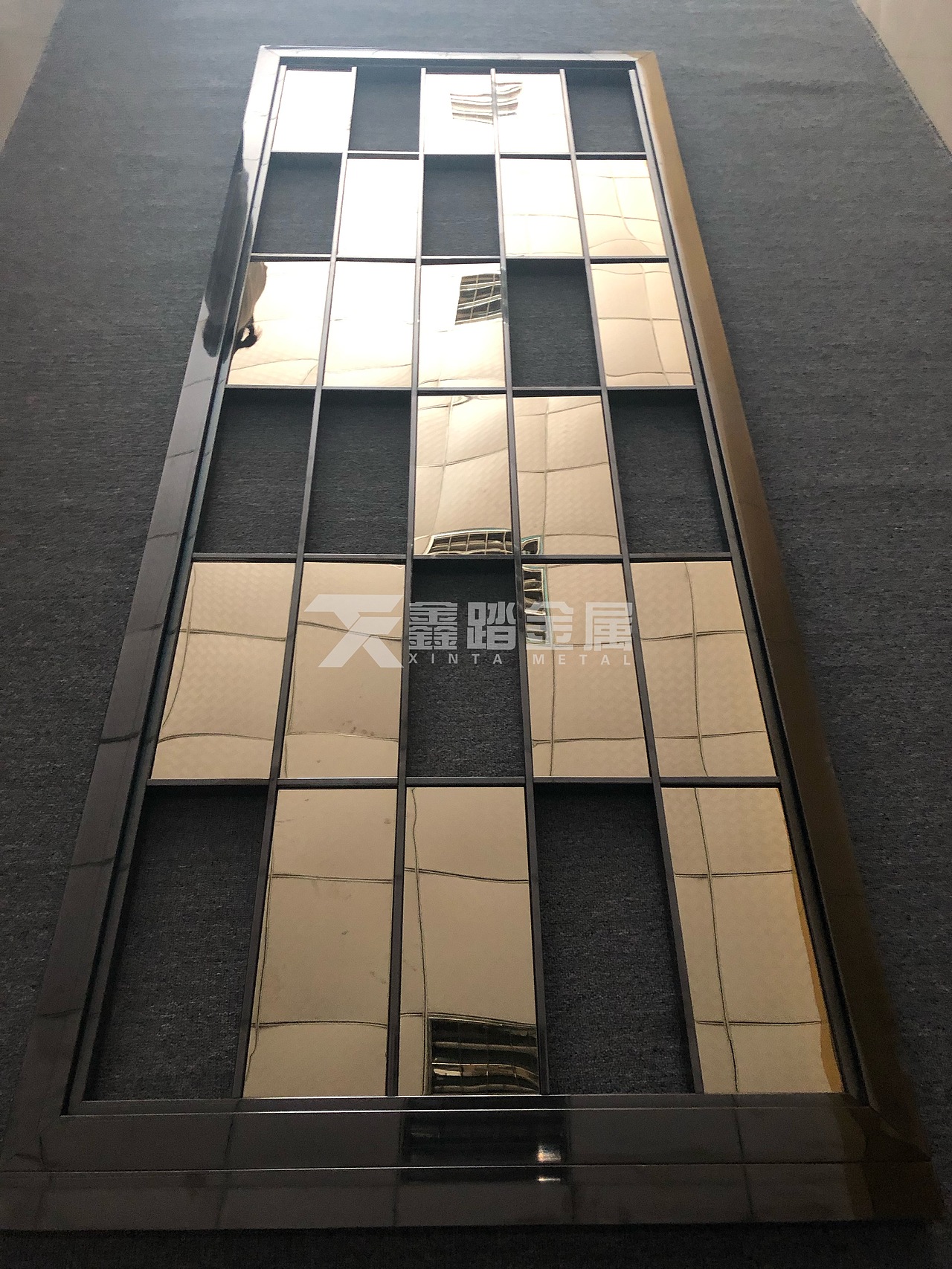 镜面黑金不锈钢焊接屏风注入新鲜元素设计