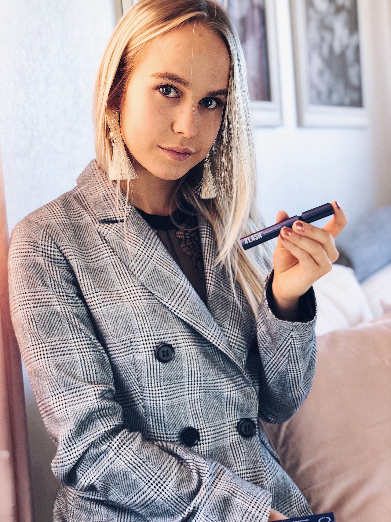 阿米娅丰唇精华：最自然的状态就是唇红齿白！（图ZMTU3NDMzNzA0） - 品牌 - 站酷设计师阿米娅设计师原创素材 - 站酷ZCOOL