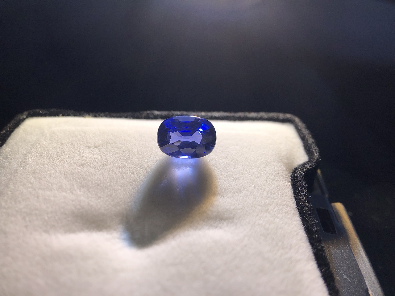 逆光下拍珠寶寶石，無色藍寶石、藍寶石等，沒有閃光燈（圖ZMTE3MzQ0MDI0） - 產品攝影 - 站酷設計師Gavinskywalker原創(chuàng)素材 - 站酷ZCOOL