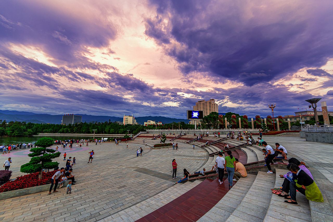 玉龙湖夜景（图ZMjA5NzIwMTg0） - 人文/纪实摄影 - 站酷设计师zhaohaijung原创素材 - 站酷ZCOOL