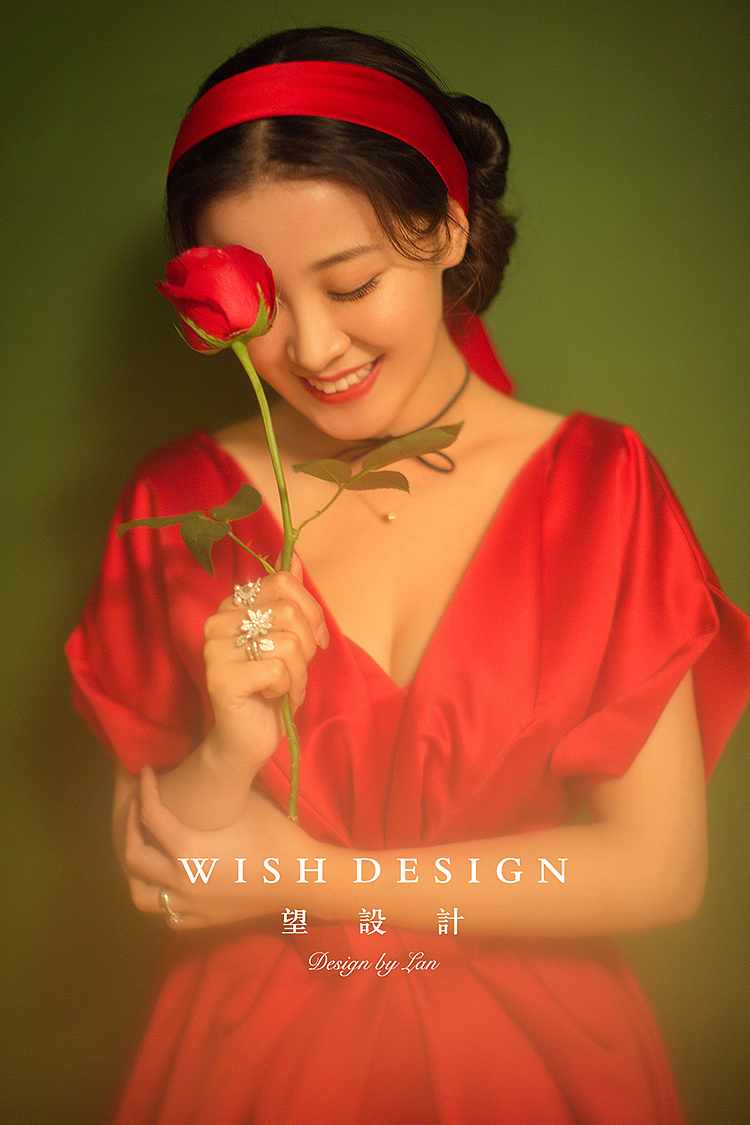 穿红裙的琴房少女