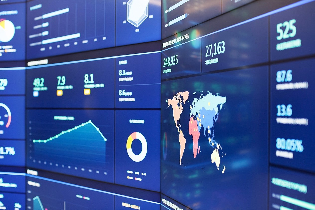 呈现半封闭的机舱式设计
舒适的沙发椅,四周机舱式舷窗<br>加强参观者空间体验感<br>“乘坐”金蝶航班,畅游于数据与云服务之间<br><br>参观者“下机”之后将进入<br> 新生活与数据未来展区<br>