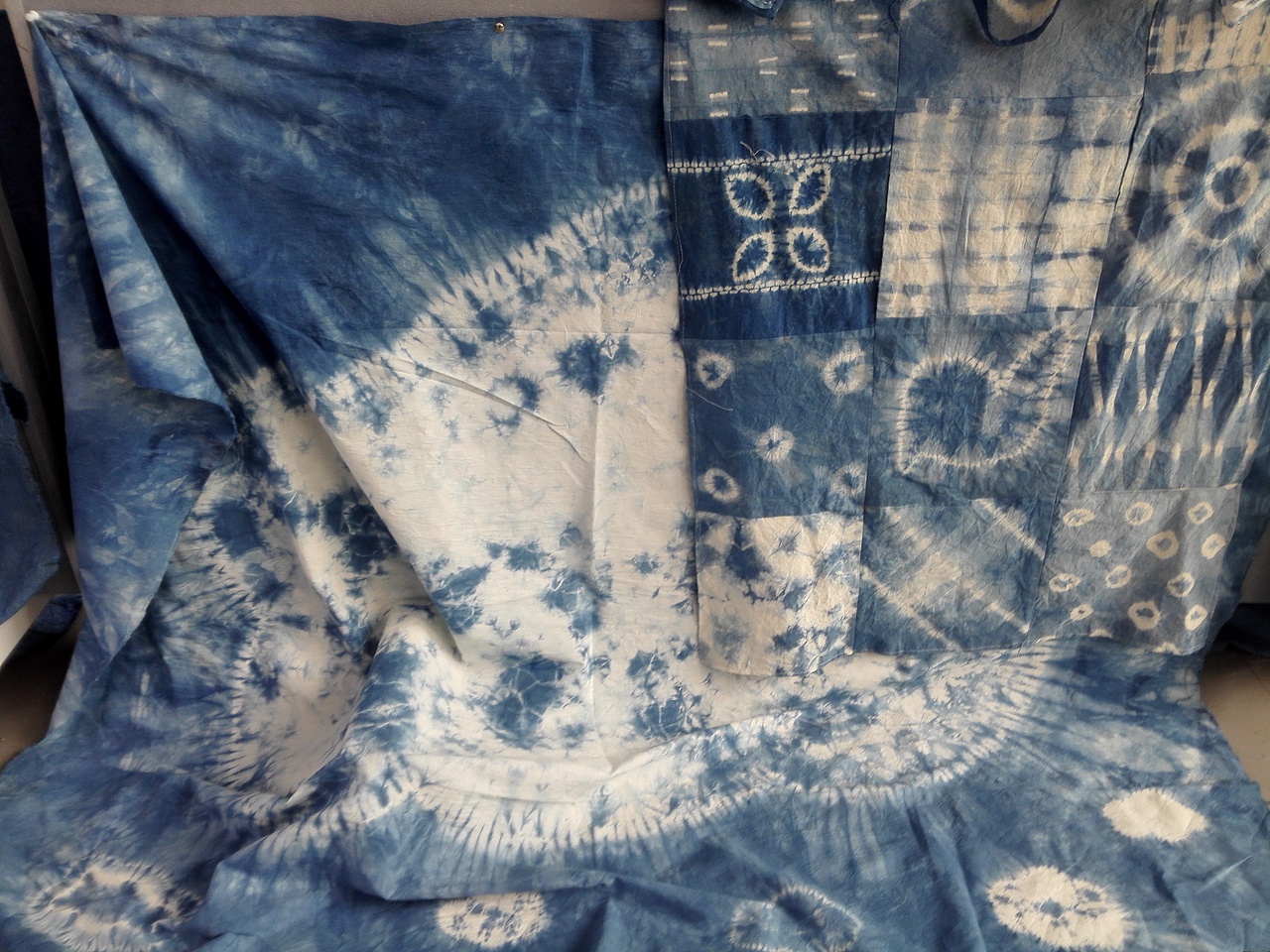 展示的手工扎染实物作品来自河南工程学院国际教育学院视觉传达设计