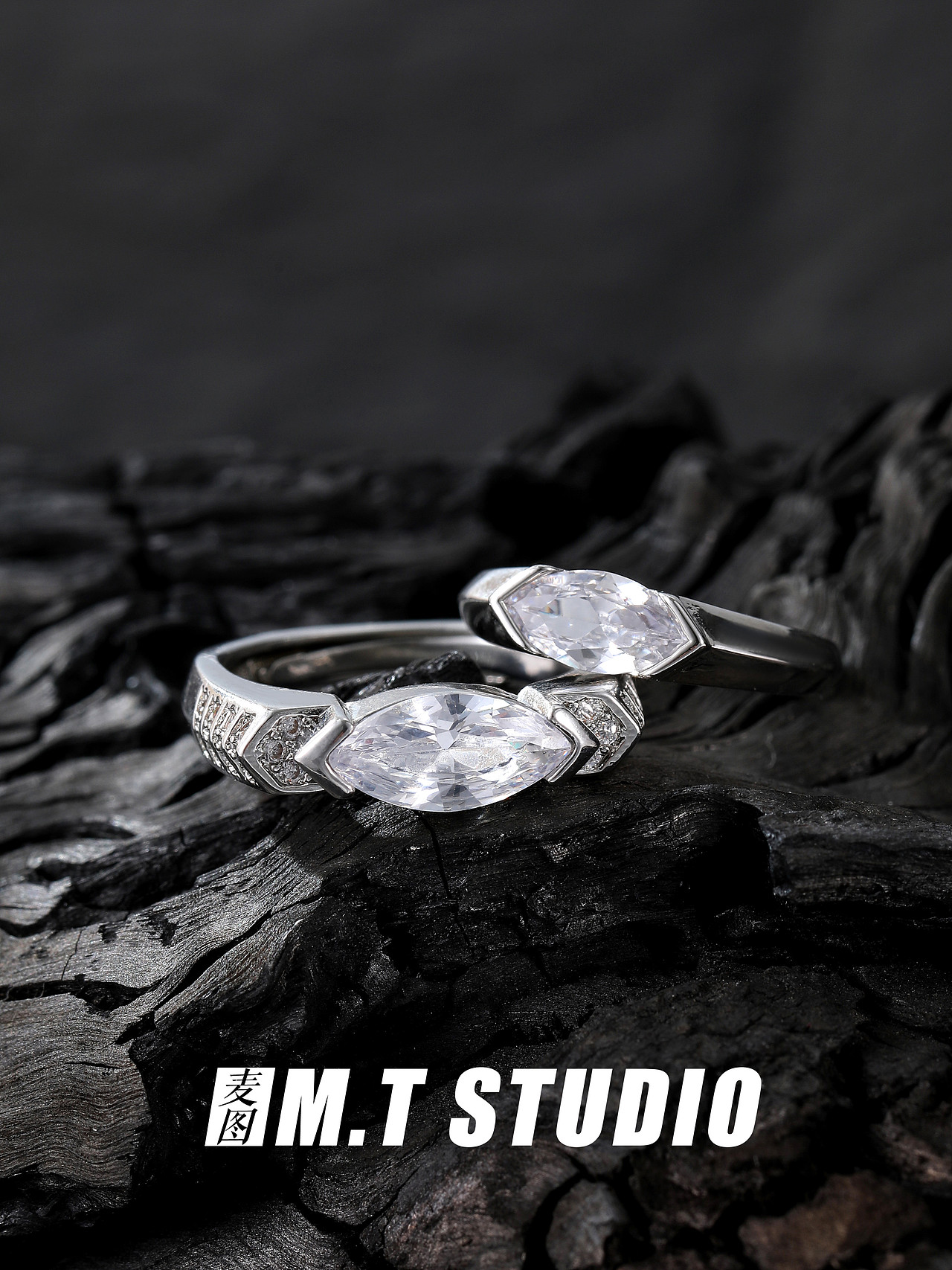 产品摄影 暗黑系男士戒指静物拍摄 男士复古风格静物拍（图ZMzUyOTMyNjI0） - 其他影视 - 站酷设计师义乌麦图摄影官网原创素材 - 站酷ZCOOL