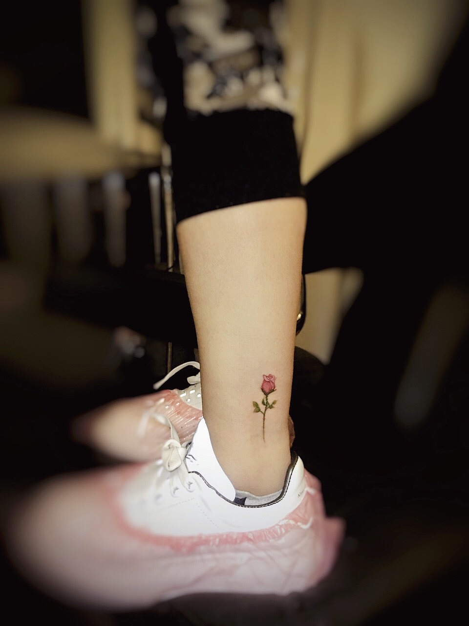 脚踝花纹身玫瑰纹身