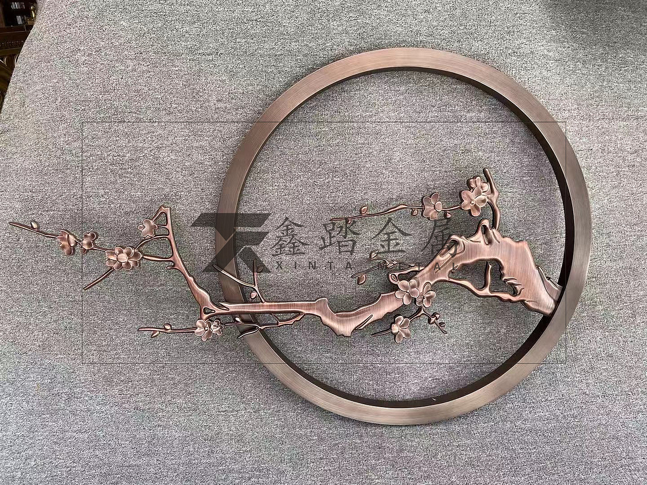 经典红古铜铝板浮雕梅花造型背景墙装饰高雅古朴的质感