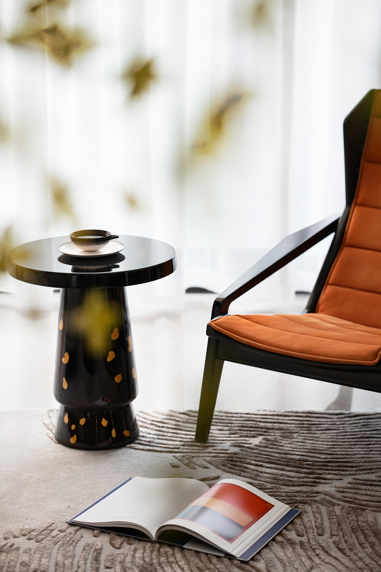 黑与白的色调持恒
<br>艺术与文化、传承与创新<br><br>串联起整个空间的丰盛与美感<br><br>心旷神怡、雅致共赏<br><br>棋牌对弈、领悟人生<br><br>体会享生活的当下