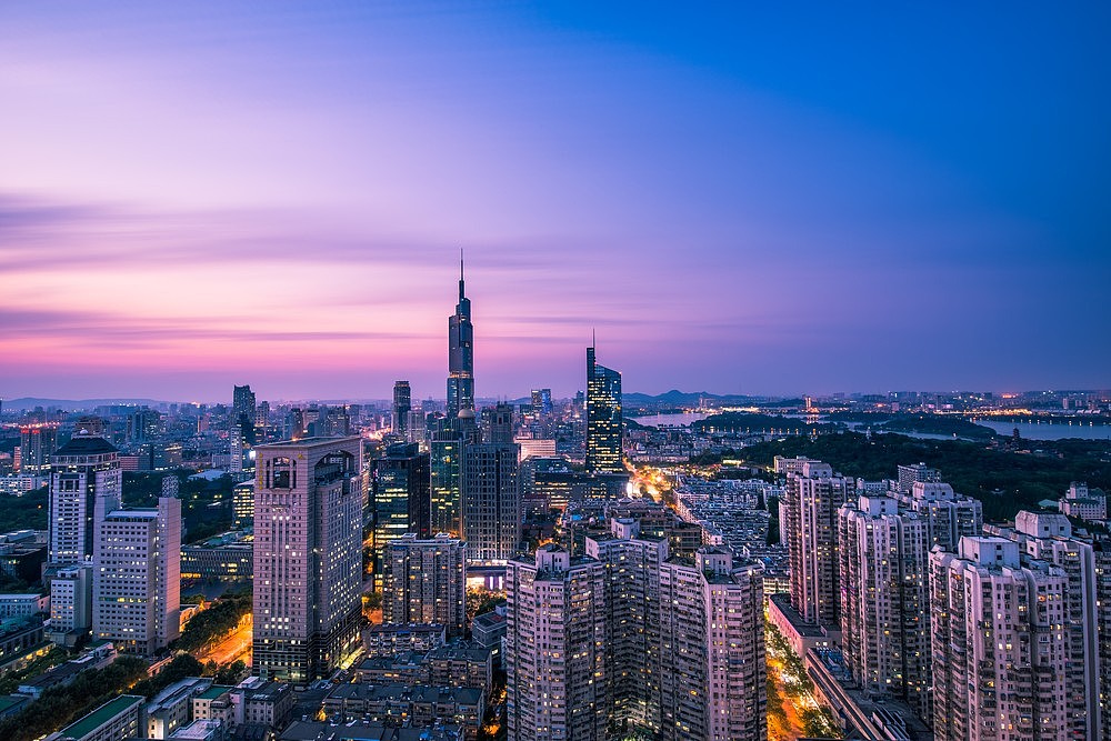 这张同样使用了延时摄影中几十张照片进行堆栈,然后调色得到。