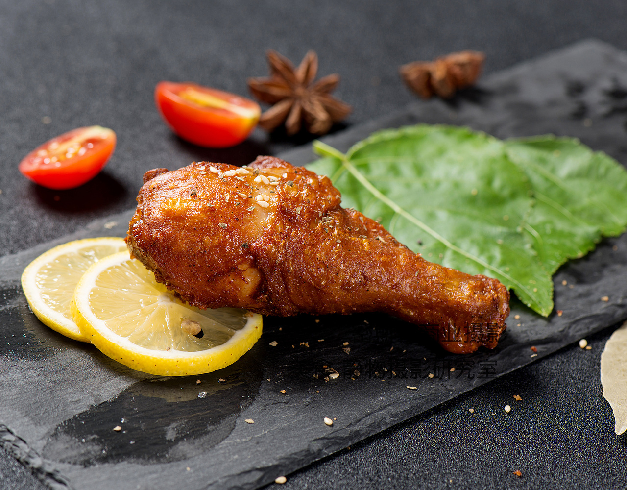 炸的金黄的香酥面点包包以及鸡腿