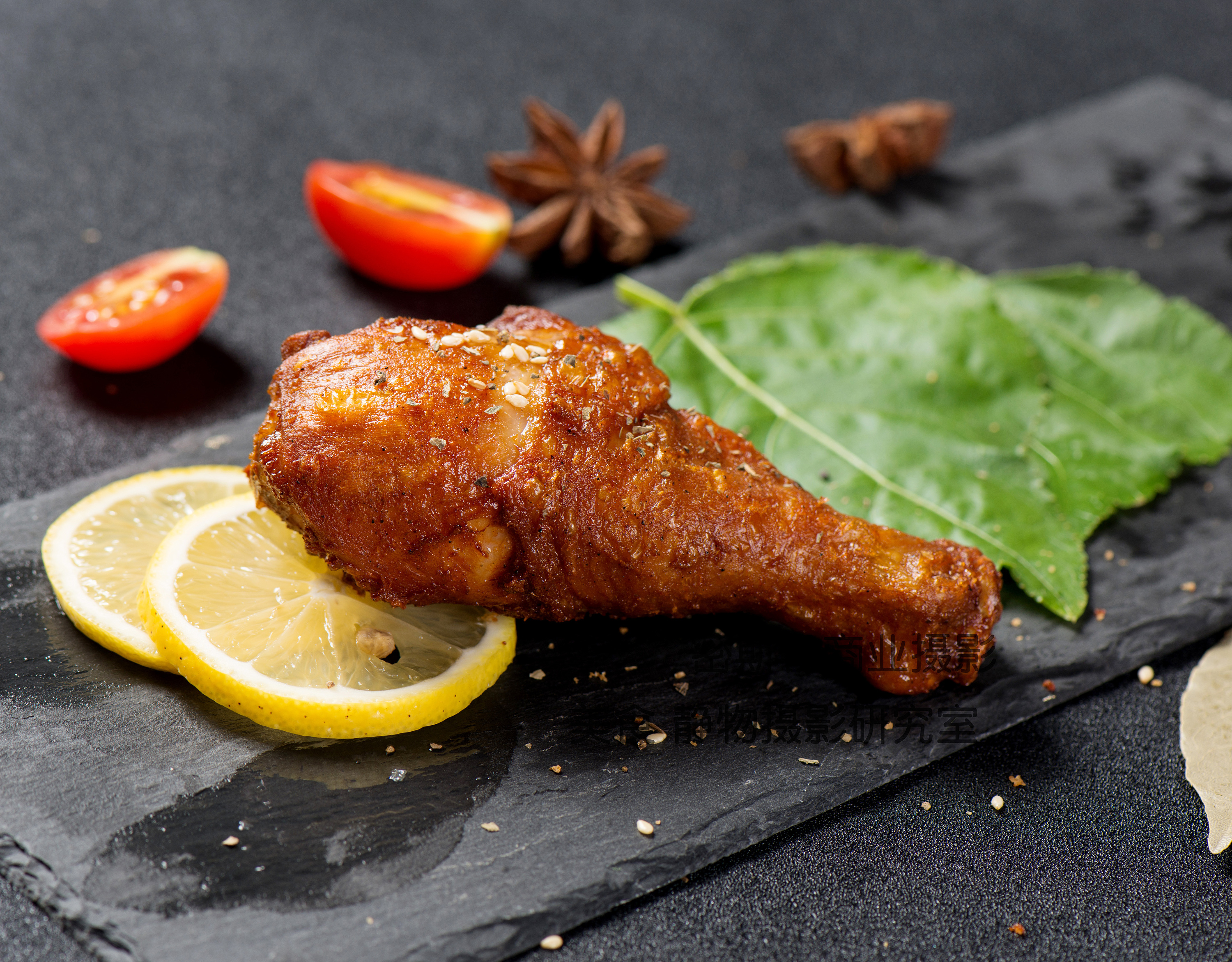 炸的金黄的香酥面点包包以及鸡腿