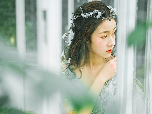 穿绿色系婚纱的小仙女，惊艳冬季玫瑰园