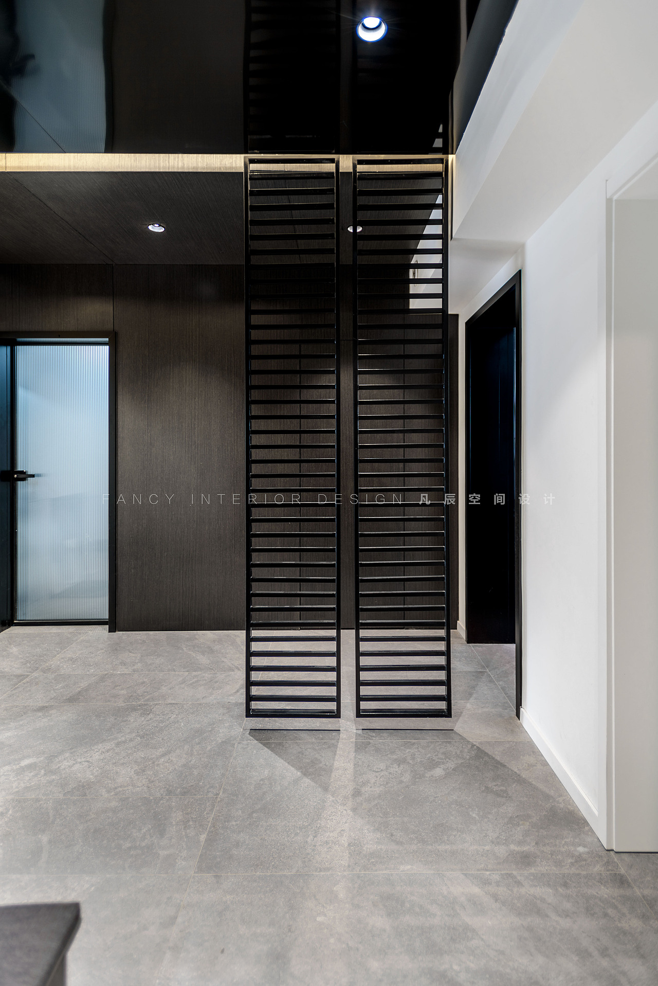 为了方便后期进家具,隔扇采用挂钩的悬挂方式.