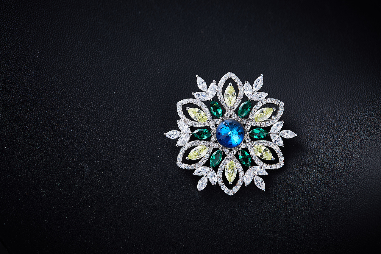 极简背景的胸针