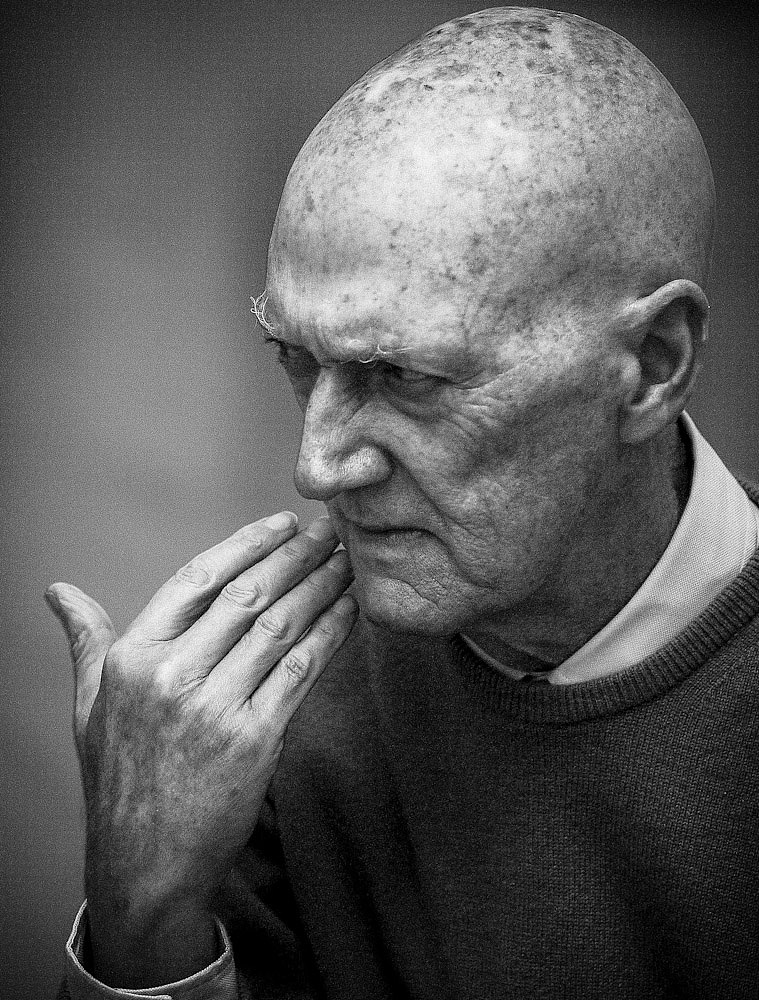 allen jones(艾伦·琼斯)生于1937年9月1日,是英国最有名的波谱艺术家