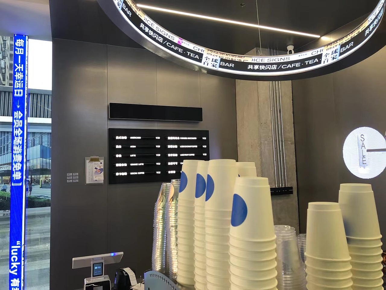 LED全彩吊环 规格:直径1.5米 *14cm p2全彩屏幕*双面