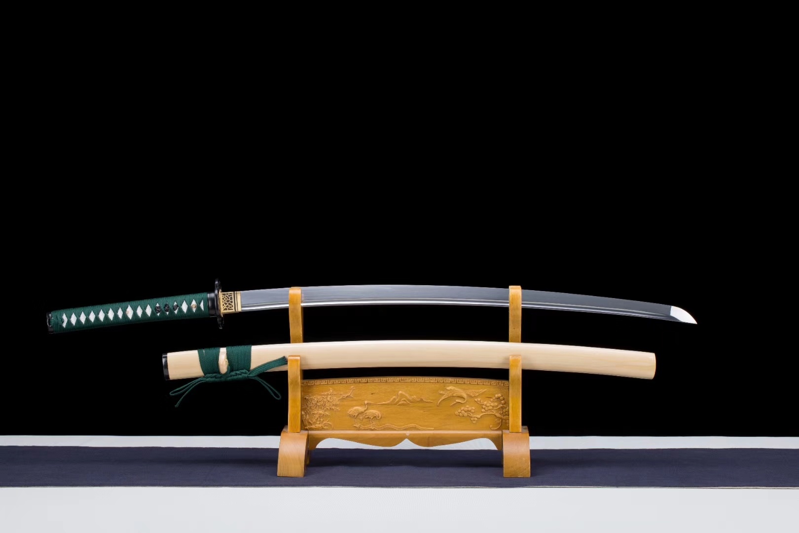 老吴是个刀剑道具师