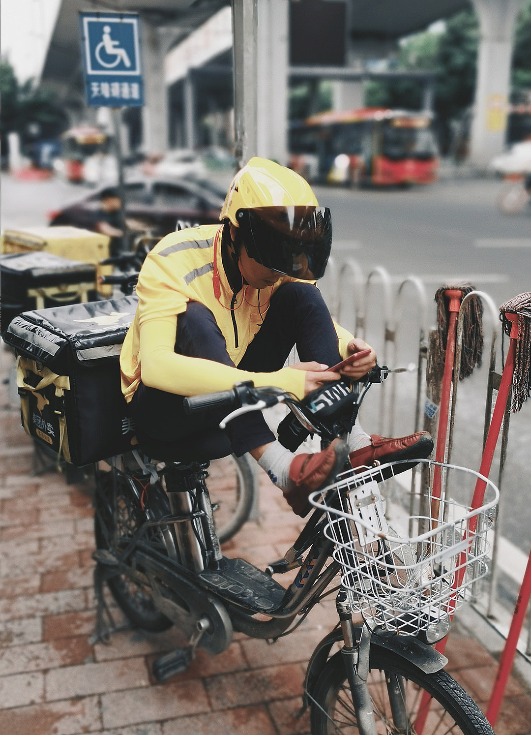 中午,送餐员最忙碌的时刻,为了各人午饭准时送达大家都马不停蹄