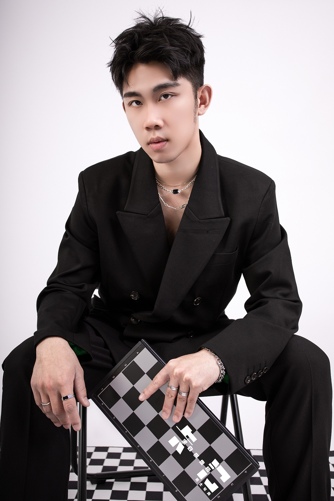 黑白棋盘格元素西装