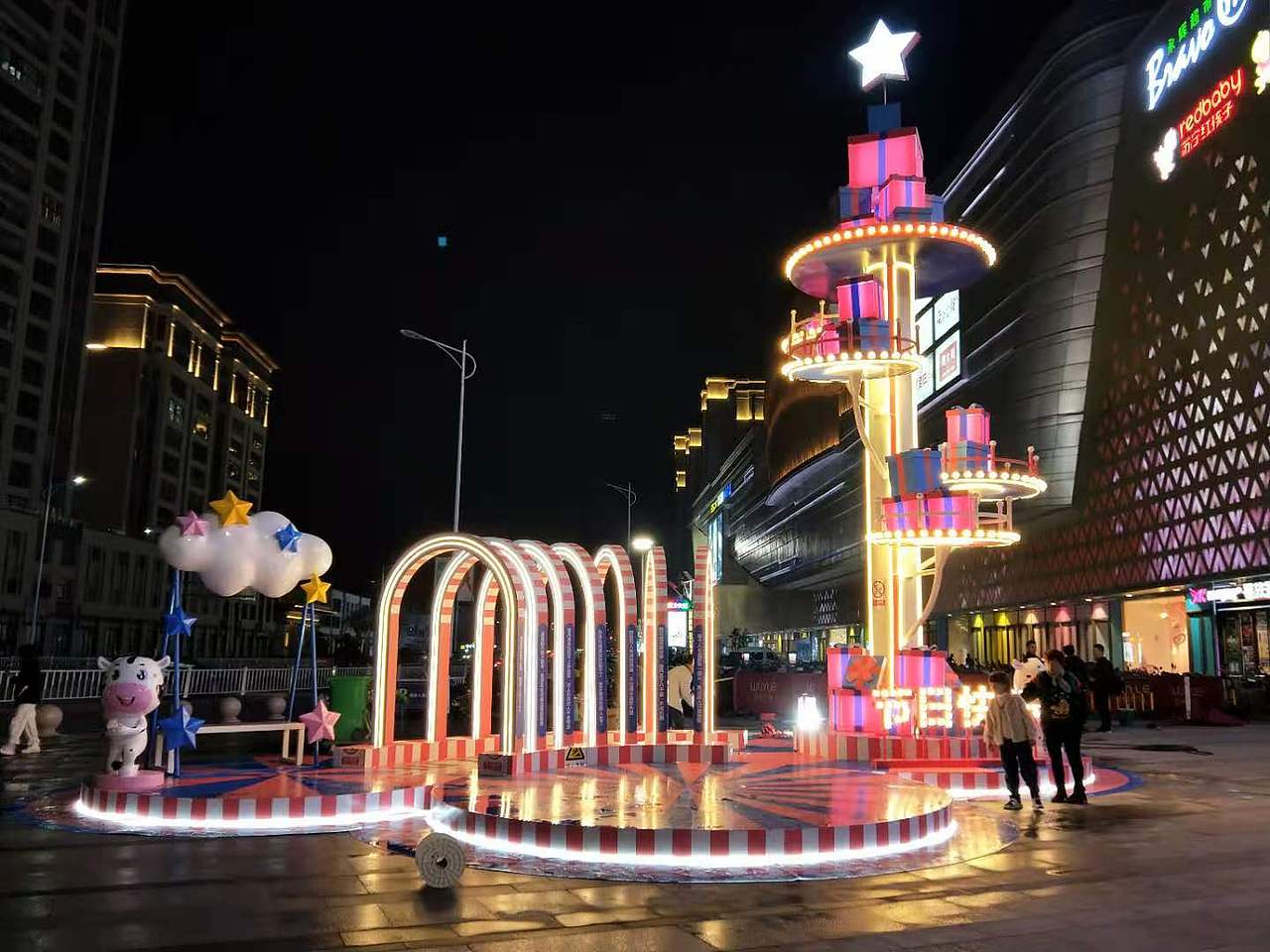 泰兴吾悦广场周年美陈