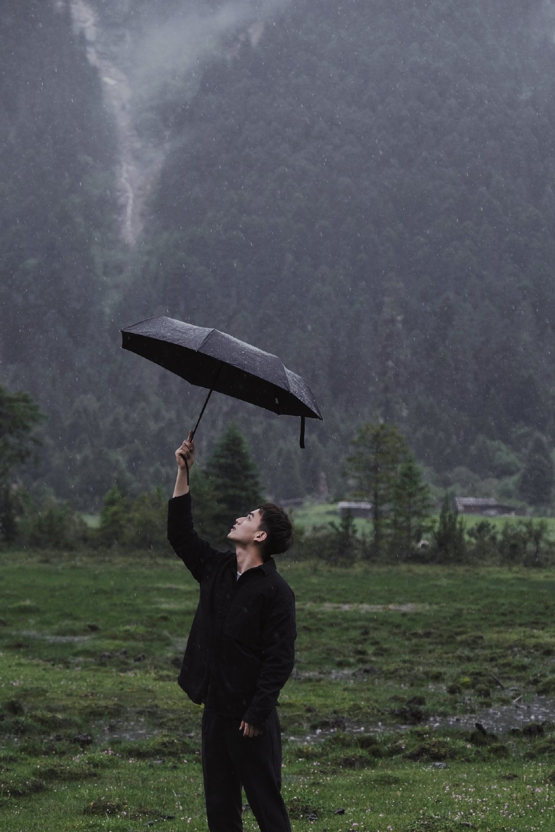 雨中打傘的男人圖片素材-JPG圖片尺寸4309 × 4135px-高清圖案501441122-zh.lovepik.com