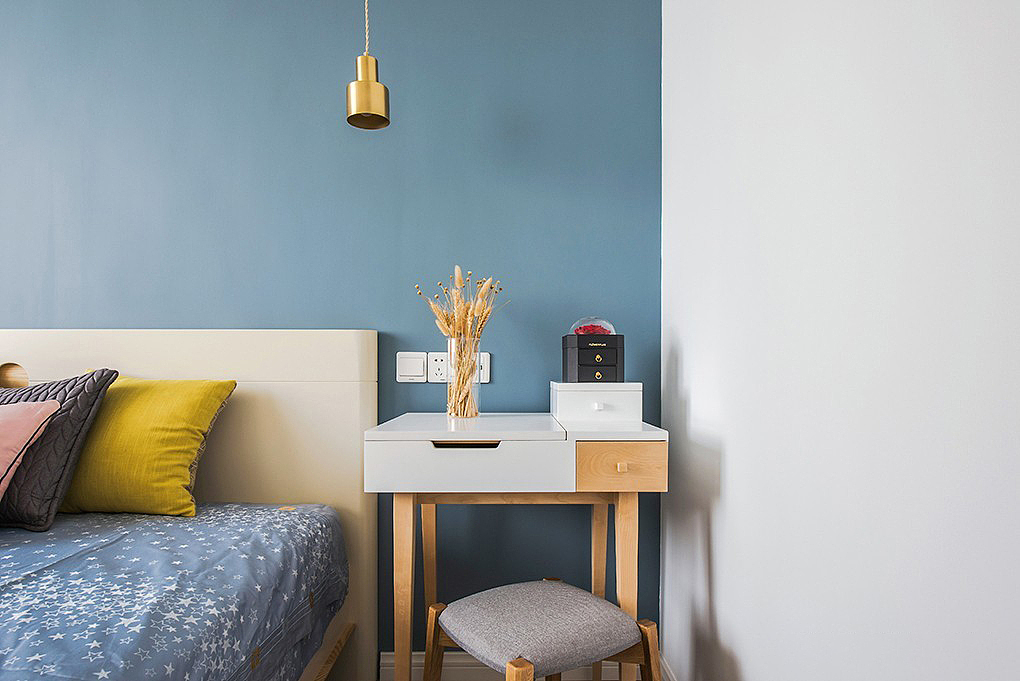 简单的床头梳妆柜和床头矮柜
细节上的精致完美很加分哦