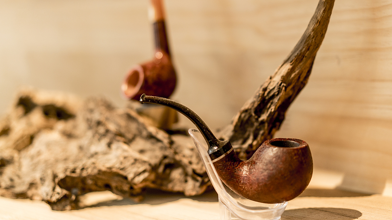 阿明探访：玉龙雪山下幽静小村里的手工烟斗工作室（图ZODE2NjU5NTY=） - 人文/纪实摄影 - 站酷设计师明原创素材 - 站酷ZCOOL