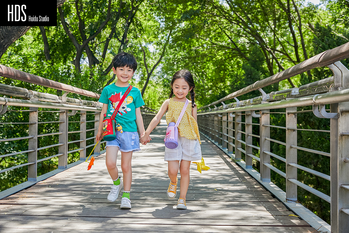 儿童水壶外景模特拍摄（图ZMTYxNDE5MTEy） - 人像摄影 - 站酷设计师HDS灰度电商原创素材 - 站酷ZCOOL