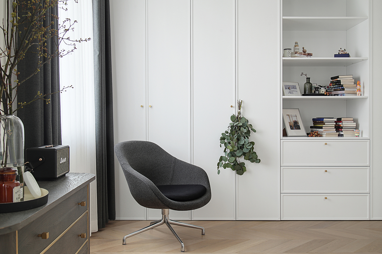 一整面的白色柜体,开放与封闭,不同大小的规划提供的实用性是完全