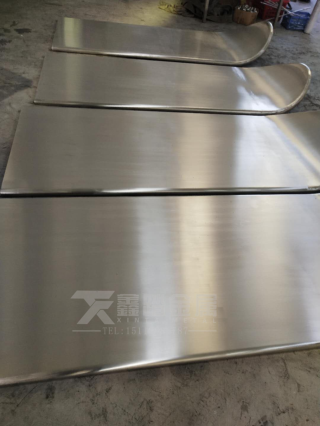 酒店消防柜钛金装饰不锈钢曲面异形装饰、造型十分出彩