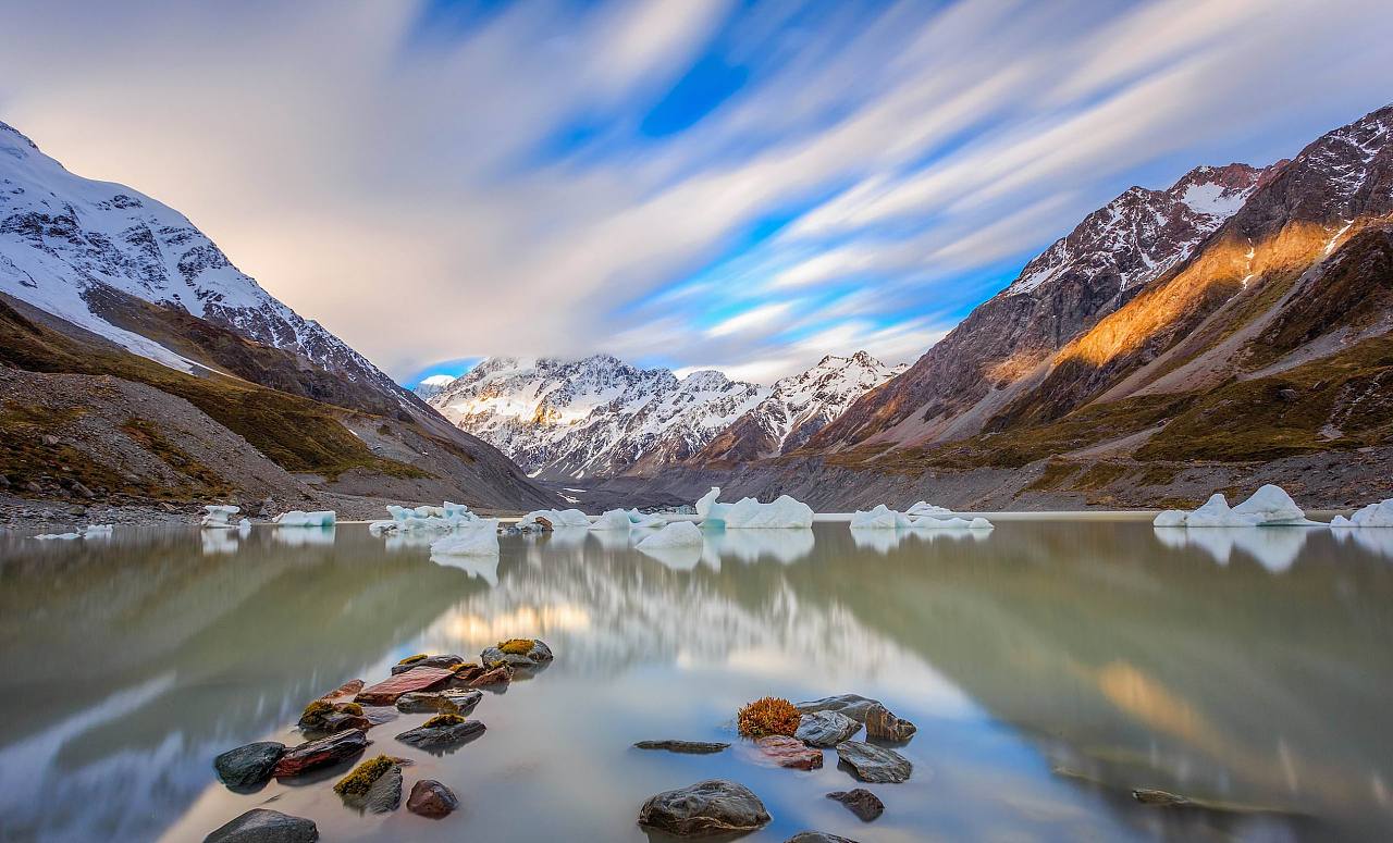 以新西兰南岛奥拉基/库克山国家公园为背景的特卡波湖 (© Sophie Dover/Getty Images)